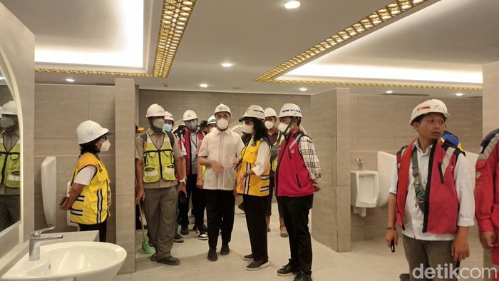 Direktur Jenderal Cipta Karya KemenPUPR Diana  Kusumastuti cek Masjid Sheikh Zayed Al-Nahyan, Kamis (4/11/2022). Diana didampingi Wali Kota Solo Gibran Rakabuming Raka.