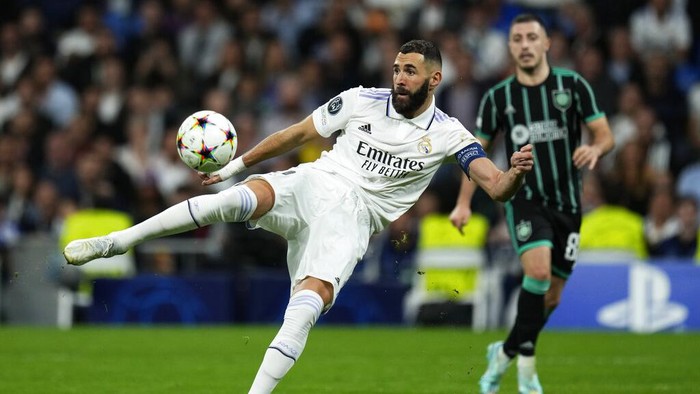 Real Madrids Karim Benzema takes control of the ball during the Champions League Group F soccer match between Real Madrid and Celtic at the Santiago Bernabeu stadium in Madrid, Spain, Wednesday, Nov. 2, 2022. (AP Photo/Manu Fernandez)