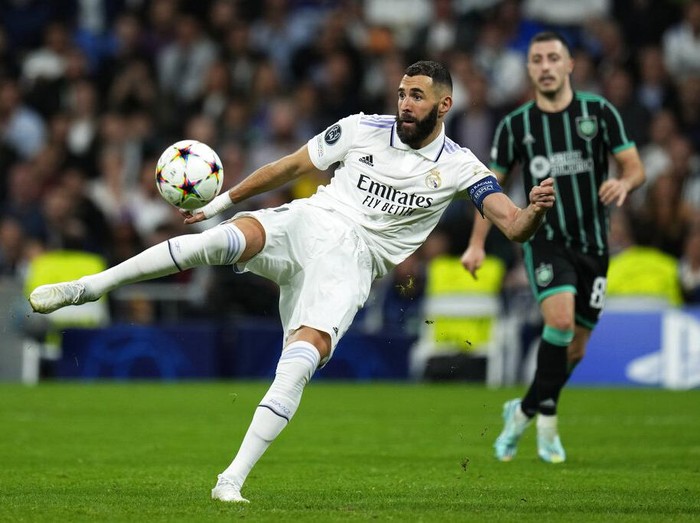 Real Madrid's Karim Benzema takes control of the ball during the Champions League Group F soccer match between Real Madrid and Celtic at the Santiago Bernabeu stadium in Madrid, Spain, Wednesday, Nov. 2, 2022. (AP Photo/Manu Fernandez)