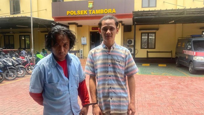Dua pelaku pemalakan di Pasar Angke, Tambora, Jakbar, ditangkap polisi.