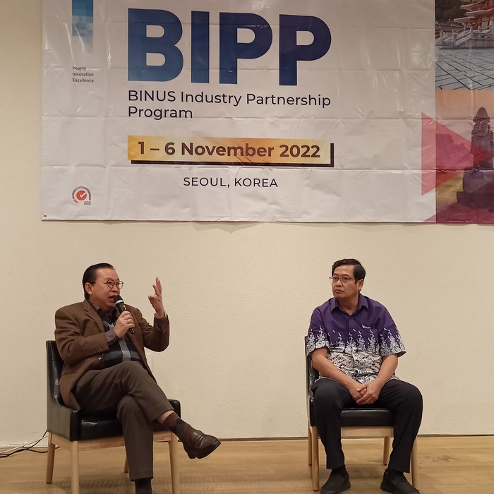 Duta Besar Republik Indonesia di Korea Selatan Gandi Sulistiyanto  (kiri) didampingi Rektor Binus University Harjanto Prabowo berbicara di depan peserta Binus Industry Partnership Program yang digelar Binus University di Seoul, Korsel, 3 November 2022.