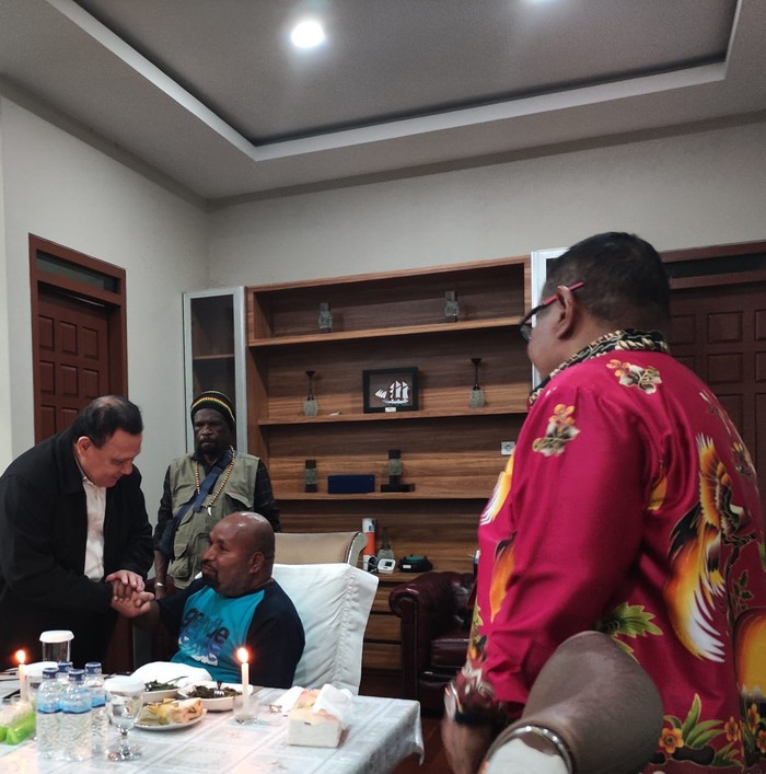 Ketua KPK Firli Bahuri menemui Gubernur Papua Lukas Enembe yang ditetapkan sebagai tersangka dugaan kasus korupsi. Kedatangan Firli Bahuri dalam rangka meminta keterangan Lukas Enembe terkait tindak pidana korupsi yang menjeratnya.