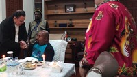 Keduanya bertemu di sebuah ruangan di kediaman Lukas Enembe yang sudah menyediakan sejumlah sajian. Firli Bahuri dan Lukas Enembe kemudian berjabat tangan. (Dok. Istimewa)