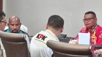 Momen jabat tangan itu terlihat dalam sebuah foto yang diterima detikSulsel, Kamis (3/11/2022). Dalam foto tersebut, Firli Bahuri dan Lukas Enembe bertemu di kediaman Lukas. Mereka didampingi pengacara Lukas Enembe, Alloysius Renwarin. (Dok. Istimewa)