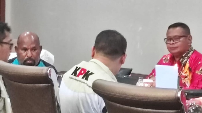 Ketua KPK Firli Bahuri menemui Gubernur Papua Lukas Enembe yang ditetapkan sebagai tersangka dugaan kasus korupsi. Kedatangan Firli Bahuri dalam rangka meminta keterangan Lukas Enembe terkait tindak pidana korupsi yang menjeratnya.