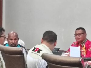 Pengacara Kekeh Minta Lukas Enembe Dirawat di Singapura Meski Ditangkap KPK