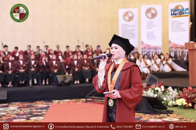 Mulan Jameela mengungkapkan tidak ada kata terlambat jika ingin menjalani kuliah dan tak ingin usia menjadi halangan. Padahal dulu cuma tinggal nyusun skripsi doang. Ternyata tak ada kata terlambat untuk mengenyam pendidikan tinggi. Selagi ada kemauan dan usaha, inshaAllah kita bisa, tutur penyanyi 43 tahun itu. Foto: Dok. Instagram @universitaskebangsaan.ri.