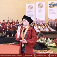 Mulan Jameela mengungkapkan tidak ada kata terlambat jika ingin menjalani kuliah dan tak ingin usia menjadi halangan. Padahal dulu cuma tinggal nyusun skripsi doang. Ternyata tak ada kata terlambat untuk mengenyam pendidikan tinggi. Selagi ada kemauan dan usaha, inshaAllah kita bisa, tutur penyanyi 43 tahun itu. Foto: Dok. Instagram @universitaskebangsaan.ri.