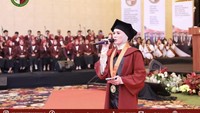 Selain memuji tekad dan keinginan kuat Mulan Jameela menyelesaikan studi, warganet juga memuji gaya berhijan Mulan saat prosesi wisuda. Dia tampil cantik dan anggun dengan setelan hijab. (Foto: Dok. Instagram @universitaskebangsaan.ri)