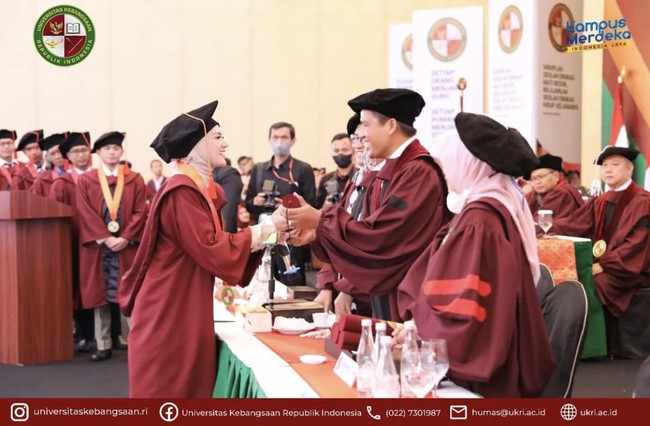 Wanita kelahiran 23 Agustus 1979 ini tampil memesona dengan kebaya warna nude dengan detail kancing yang ada di ujung tangan. Mulan membentuk hijab rapi ke belakang untuk memperlihatkan kerah kebaya bentuk shanghai dengan detail payet. Foto: Dok. Instagram @universitaskebangsaan.ri.