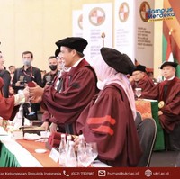 Wanita kelahiran 23 Agustus 1979 ini tampil memesona dengan kebaya warna nude dengan detail kancing yang ada di ujung tangan. Mulan membentuk hijab rapi ke belakang untuk memperlihatkan kerah kebaya bentuk shanghai dengan detail payet. Foto: Dok. Instagram @universitaskebangsaan.ri.