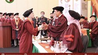 Mulan Jameela mengikuti prosesi wisuda pada Minggu, 30 Oktober 2022 lalu. Dia sangat bangga akan capaiannya itu, meski sudah di usia yang sangat matang. (Foto: Dok. Instagram @universitaskebangsaan.ri)