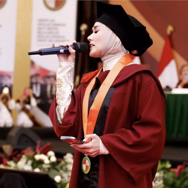 Ia bertekad untuk segera menyelesaikan kulianya dan mencari kampus yang tepat. Bismillahirrahmanirrahim Alhamdulillah.. Akhirnya wisuda juga setelah lulus dan dapat gelar sarjana tahun lalu. Bertahun-tahun minta izin suami, akhirnya dapet izin juga di tahun 2018. Sambil pelan-pelan cari PT yang sesuai ada jurusan yang aku ambil, qodarullah bertemu @universitaskebangsaan.ri dan melanjutkan pendidikan S1 aku disana setelah melewati banyak fase-fase kehidupan dan menyelesaikan kuliah yang dulu terhenti lumayan panjang, ucap Mulan. Foto: Dok. Instagram @sandi.photography.