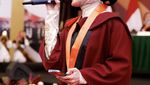 Mulan Jameela Raih S1 di Usia 43 Tahun, Ini Foto-foto Momen Wisudanya