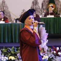 Mulan Jameela mengikuti prosesi wisuda Sarjana Universitas Kebangsaan Republik Indonesia (UKRI) Tahun 2022, Minggu, 30 Oktober 2022 di Trans Convention Centre, Bandung, Jawa Barat. Mulan tampak memakai pashmina warna nude yang dibentuk rapi kebelakang. Foto: Dok. Instagram @sandi.photography.