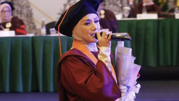 Foto Mulan Jameela saat wisuda.