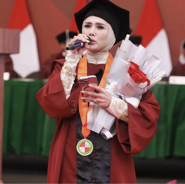 Mulan mengaku lega karena bisa mewujudkan impiannya yang sempat tertunda. Ia juga sudah mendapatkan izin dari Ahmad Dani untuk melanjutkan kuliah. Mulan mulai kembali menjalani kuliah pada 2018. Foto: Dok. Instagram @sandi.photography.