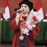 Mulan mengaku lega karena bisa mewujudkan impiannya yang sempat tertunda. Ia juga sudah mendapatkan izin dari Ahmad Dani untuk melanjutkan kuliah. Mulan mulai kembali menjalani kuliah pada 2018. Foto: Dok. Instagram @sandi.photography.