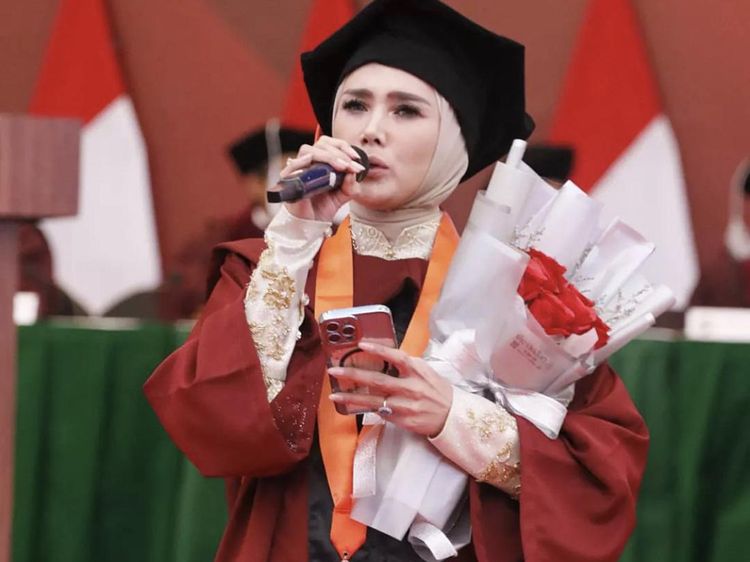 Mulan Jameela Raih S1 di Usia 43 Tahun, Ini Foto-foto Momen Wisudanya