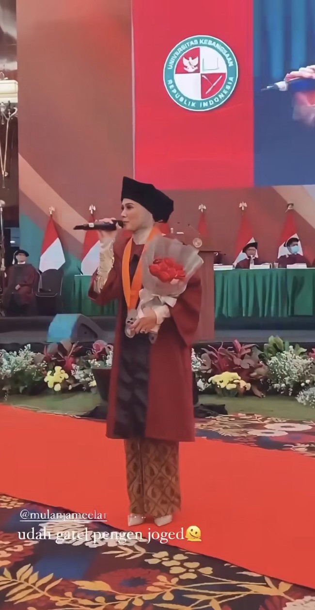 Mulan mengucapkan rasa terima kasih untuk keluarga yang sudah memberikan dukungan untuknya sehingga bisa menyelesaikan masa kuliahnya. Makasih support sistemku yang luar biasa, suami, anak2 dan team A96.. kalian terbaik.. terutama tiara dan daffy, kalian bantu bunda banget sayang2ku.. 😘😘 Kebayang dong sekolah di jaman pandemi ini kudu kuliah daring pake aplikasi yg lumayan bikin mumet (secara emak2 kan gaptek bgt ya 😂😂) Pokonya bunda cinta kalian bangettt.. 😘😘. Terimakasih Pak @sufmi_dasco dan @universitaskebangsaan.ri dan seluruh dosen yang sudah menerima emak2 yang satu ini, membimbing dan memberi ilmu yg inshaAllah banyak manfaat dan berkahnya, tulis Mulan.Foto: Dok. Instagram @riztryaaa.