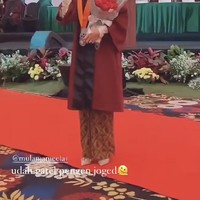 Mulan mengucapkan rasa terima kasih untuk keluarga yang sudah memberikan dukungan untuknya sehingga bisa menyelesaikan masa kuliahnya. Makasih support sistemku yang luar biasa, suami, anak2 dan team A96.. kalian terbaik.. terutama tiara dan daffy, kalian bantu bunda banget sayang2ku.. 😘😘 Kebayang dong sekolah di jaman pandemi ini kudu kuliah daring pake aplikasi yg lumayan bikin mumet (secara emak2 kan gaptek bgt ya 😂😂) Pokonya bunda cinta kalian bangettt.. 😘😘. Terimakasih Pak @sufmi_dasco dan @universitaskebangsaan.ri dan seluruh dosen yang sudah menerima emak2 yang satu ini, membimbing dan memberi ilmu yg inshaAllah banyak manfaat dan berkahnya, tulis Mulan.Foto: Dok. Instagram @riztryaaa.