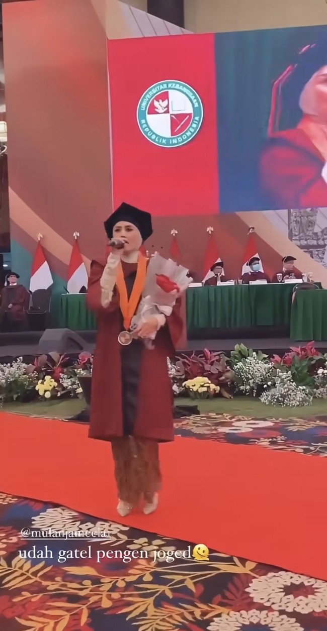 Anggota DPR RI Masa Bakti 2019-2024 ini menghibur rektor, wisudawan dan wisudawati yang hadr dengan membawakan lagu andalannya yakni Wonder Woman. Penampilan Mulan Jameela langsung mencuri perhatian. Di TikTok, beredar video Mulan yang sedang unjuk gig dengan suaranya yang khas.  Foto: Dok. Instagram @riztryaaa.