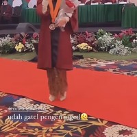 Anggota DPR RI Masa Bakti 2019-2024 ini menghibur rektor, wisudawan dan wisudawati yang hadr dengan membawakan lagu andalannya yakni Wonder Woman. Penampilan Mulan Jameela langsung mencuri perhatian. Di TikTok, beredar video Mulan yang sedang unjuk gig dengan suaranya yang khas.  Foto: Dok. Instagram @riztryaaa.
