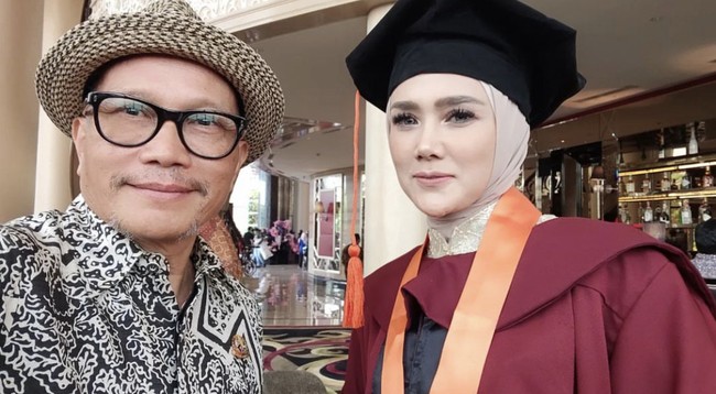 Dikutip dari akun resmi @universitaskebangsaan.ri, acara wisuda ini dihadiri oleh Ketua Yayasan Pendidikan Kebangsaan Rebulik Indonesia ( YPKRI) H. Prabowo Subianto, Ketua LLDIKTI Wilayah IV, Anggota DPR-RI, Anggota DPRD Provinsi Jawa Barat, Walikota Bandung, Para tokoh Jawa Barat dan Kota Bandung serta orang tua dari wisudawan/wisudawati UKRI. Foto: Dok. Instagram @buckywikagoe.