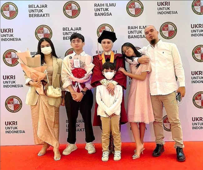 Raden Wulansari, lebih dikenal sebagai Mulan Jameela kuliah di Universitas Kebangsaan Republik Indonesia (UKRI). Mulan mengunggah momen bahagianya menjalani wisuda di akun Instagram miliknya @mulanjameela1. Mulan tampak ditemani oleh anak-anaknya dan Ahmad Dhani. Foto: Dok. Instagram @mulanjameela1.