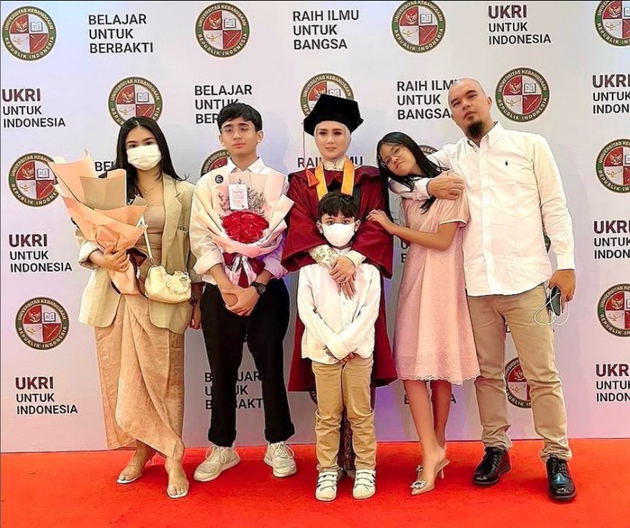 Foto Mulan Jameela saat wisuda. Foto Mulan Jameela saat wisuda.