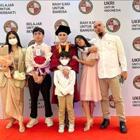 Raden Wulansari, lebih dikenal sebagai Mulan Jameela kuliah di Universitas Kebangsaan Republik Indonesia (UKRI). Mulan mengunggah momen bahagianya menjalani wisuda di akun Instagram miliknya @mulanjameela1. Mulan tampak ditemani oleh anak-anaknya dan Ahmad Dhani. Foto: Dok. Instagram @mulanjameela1.