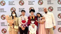 Raden Wulansari atau Mulan Jameela baru saja lulus S1 dari Universitas Kebangsaan Republik Indonesia (UKRI). Dia merayakan kelulusannya itu bersama suaminya, Ahmad Dhani dan empat anak mereka. (Foto: Dok. Instagram @mulanjameela1)