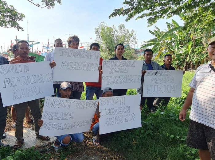 Front Nelayan Bersatu (FNB) Pantura Jateng mengutuk peristiwa pembakaran kapal nelayan asal wilayah Pati di pelabuhan Perairan Natuna.