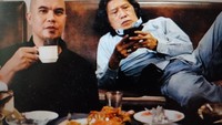 Tokoh intelektual Muslim sperti Emha Ainun Najib atau akrab disapa Cak Nun juga pernah dikunjunginya. Kedunya tampak sudah akrab dengan menyempatkan diri minum kopi bersama. Foto: Instagram/ahmaddhaniofficial