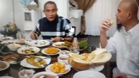 Banyak makanan enak yang disajikan khusus untuk menyambut pentolah Dewa 19 itu. Terlihat makanan yang menumpuk dinikmati oleh keduanya sambil sesekali berbincang. Foto: Instagram/ahmaddhaniofficial