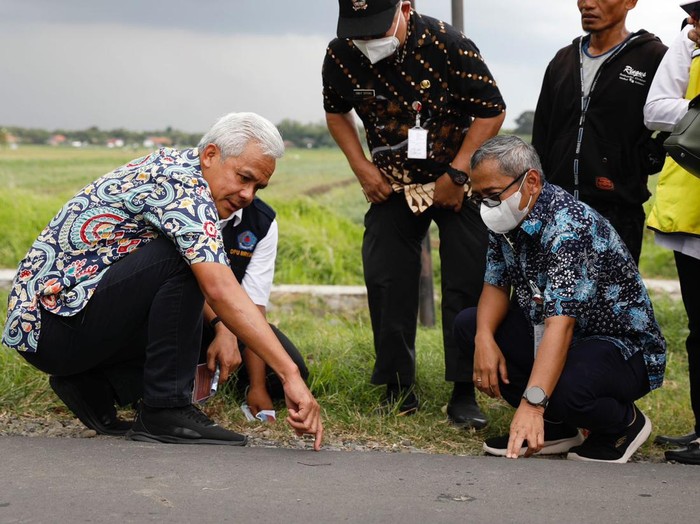 Ganjar Pranowo cek perbaikan jlan di Brebes.