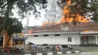 Kebakaran ini mengejutkan dan membuat warga sekitar geger. Bangunan itu diketahui merupakan salah satu kebanggaan dan objek wisata andalan di Sawahlunto. (Foto: Jeka Kampai/detikSumut)