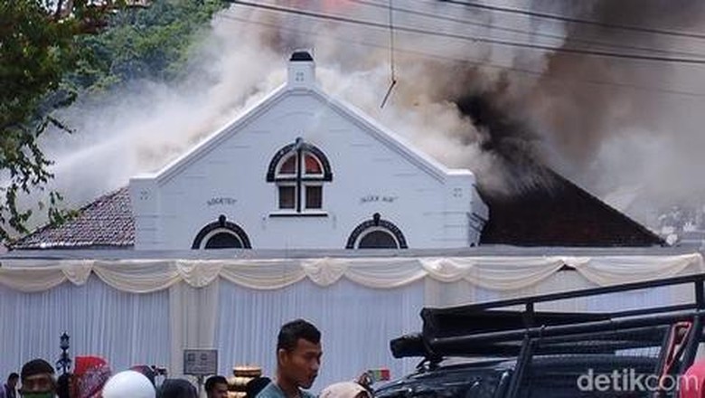 Gedung Pusat Kebudayaan Sawahlunto di Sumbar terbakar. Gedung Pusat Kebudayaan Sawahlunto di Sumbar terbakar.