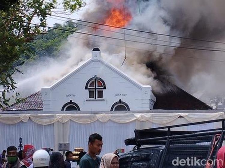 Penampakan Gedung Warisan Dunia UNESCO Ludes Terbakar di Sawahlunto