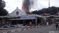 Kebakaran itu di situs bersejarah itu terjadi pada pukul 10.30 siang tadi. Api melalap seluruh bagian bangunan. (Foto: Jeka Kampai/detikSumut)