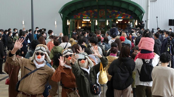 Visitors take pictures of the robot soldiers of 