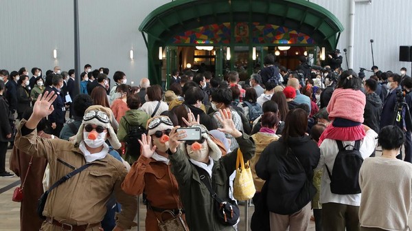 Orang-orang tiba di Gudang Besar Ghibli di Nagakute, prefektur Aichi, Jepang, Selasa (1/11/2022). (JIJI Press/AFP/Getty Images)
