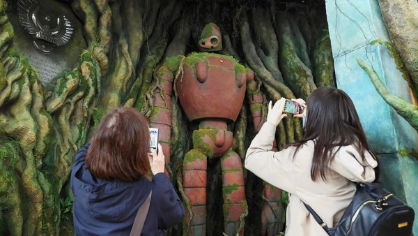 Di awal pembukaan, baru tiga area yang dibuka untuk umum dari 5 area yang terdapat di Ghibli Park. (JIJI Press/AFP/Getty Images)