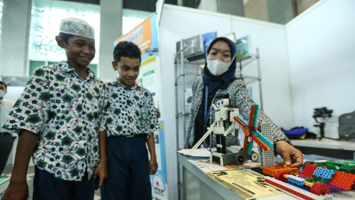 Sejumlah siswa mengunjungi di salah satu stan saat Jakarta Islamic Education Fair (JIEF) di Aula Serbaguna Jakarta Islamic Centre (JIC), Jakarta, Kamis (3/11/2022). Jakarta Islamic Center (JIC) menggelar pekan raya pendidikan Islam Jakarta atau Jakarta Islamic Education Fair (JIEF) dengan tema Transformasi Digital Pendidikan Islam yang dilaksanakan pada tanggal  3-5 November 2022. ANTARA FOTO/Asprilla Dwi Adha/wsj.