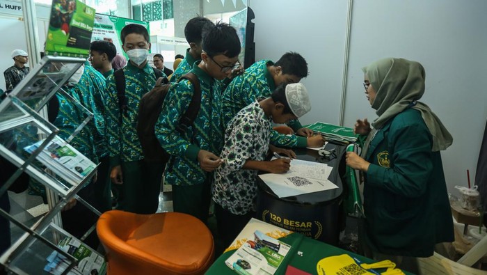 Sejumlah siswa mengunjungi di salah satu stan saat Jakarta Islamic Education Fair (JIEF) di Aula Serbaguna Jakarta Islamic Centre (JIC), Jakarta, Kamis (3/11/2022). Jakarta Islamic Center (JIC) menggelar pekan raya pendidikan Islam Jakarta atau Jakarta Islamic Education Fair (JIEF) dengan tema Transformasi Digital Pendidikan Islam yang dilaksanakan pada tanggal  3-5 November 2022. ANTARA FOTO/Asprilla Dwi Adha/wsj.
