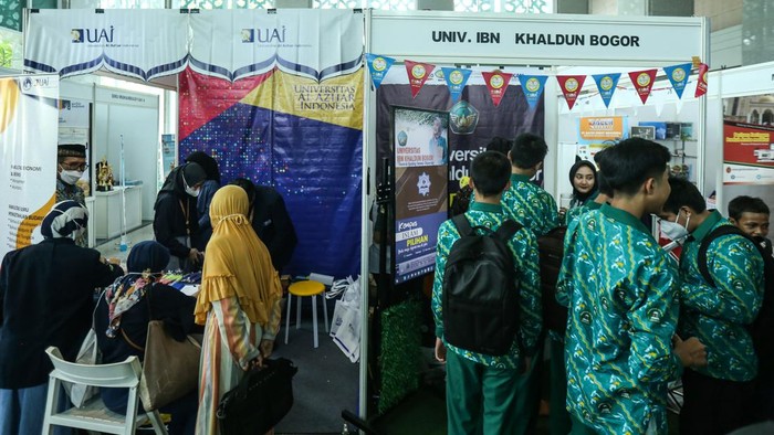 Hai Para Pelajar, Datang Yuk ke Pekan Raya Pendidikan Islam Jakarta Sejumlah siswa mengunjungi di salah satu stan saat Jakarta Islamic Education Fair (JIEF) di Aula Serbaguna Jakarta Islamic Centre (JIC), Jakarta, Kamis (3/11/2022). Jakarta Islamic Center (JIC) menggelar pekan raya pendidikan Islam Jakarta atau Jakarta Islamic Education Fair (JIEF) dengan tema Transformasi Digital Pendidikan Islam yang dilaksanakan pada tanggal 3-5 November 2022. ANTARA FOTO/Asprilla Dwi Adha/wsj.