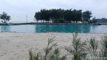 Hasil jepretan Poco M5 terkait pemandangan pantai di Asha Beach Resort, Pulau Payung, Kepulauan Seribu, Jakarta. Foto: (Panji Saputro/detikINET).