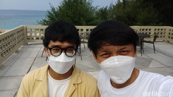 Nah, ini hasil foto Poco M5 menggunakan kamera depan di Asha Beach Resort, Pulau Payung, Kepulauan Seribu, Jakarta. Foto: (Panji Saputro/detikINET).