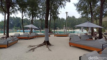 Hasil foto Poco M5s mengenai tempat bersantai di Asha Beach Resort, Pulau Payung, Kepulauan Seribu, Jakarta. Foto: (Panji Saputro/detikINET).