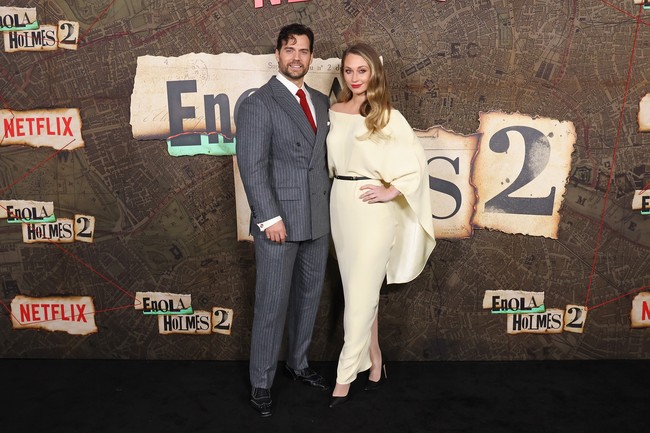 Henry Cavill sebenarnya sudah cukup lama diketahui berpacaran dengan Natalie Viscuso. Namun sejak terungkap menjalin hubungan tahun lalu, baru sekarang mereka tampil bersama.Foto: Getty Images